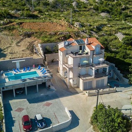 Apartments Pusic Omis Bagian luar foto