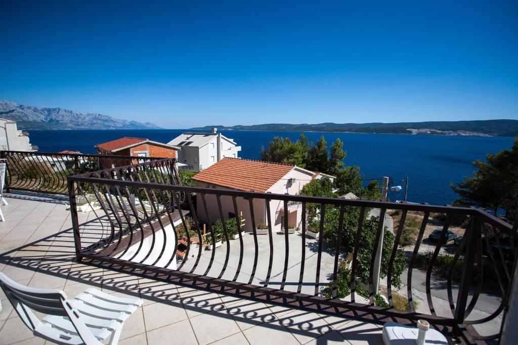 Apartments Pusic Omis Ruang foto