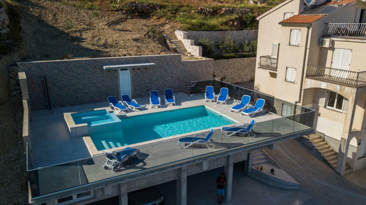 Apartments Pusic Omis Bagian luar foto