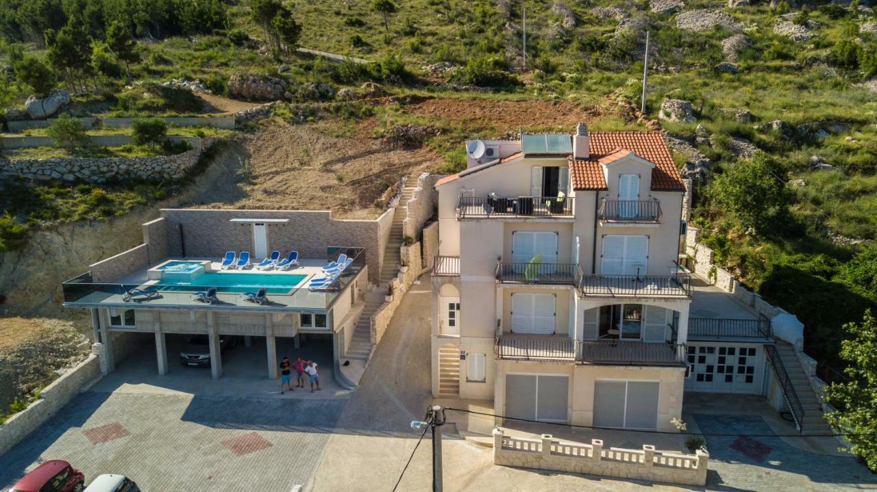 Apartments Pusic Omis Bagian luar foto
