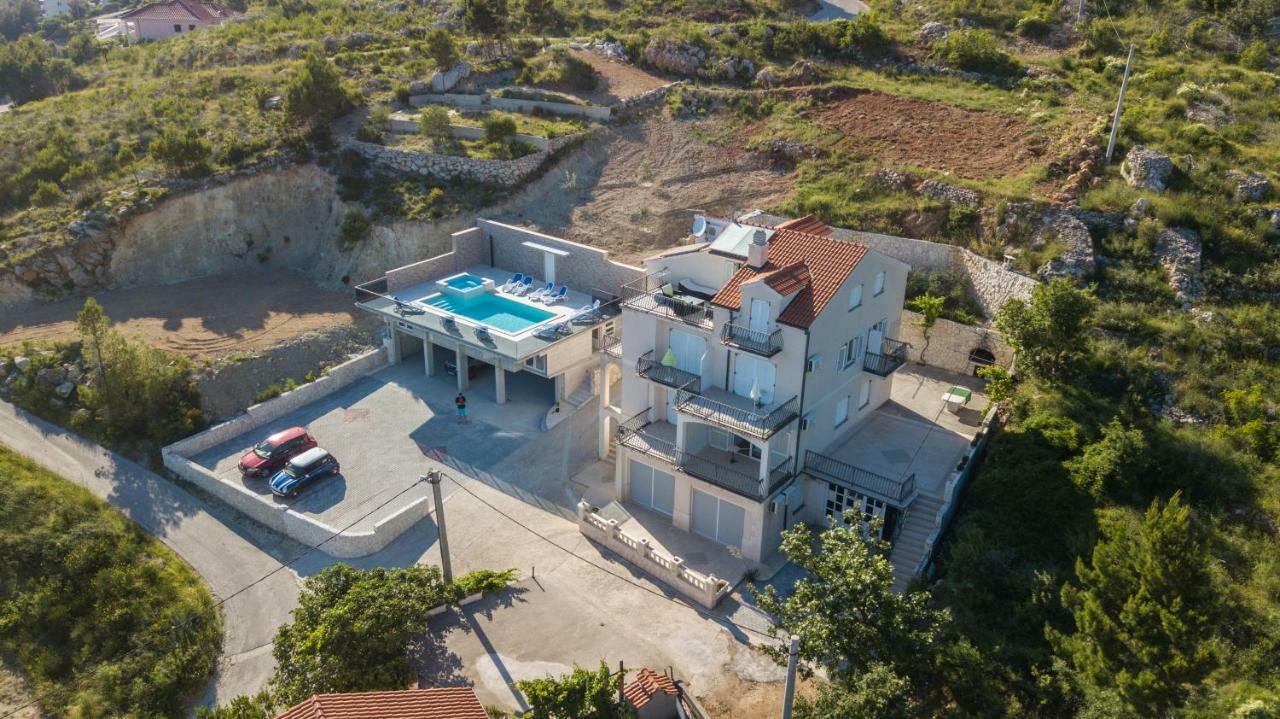 Apartments Pusic Omis Bagian luar foto