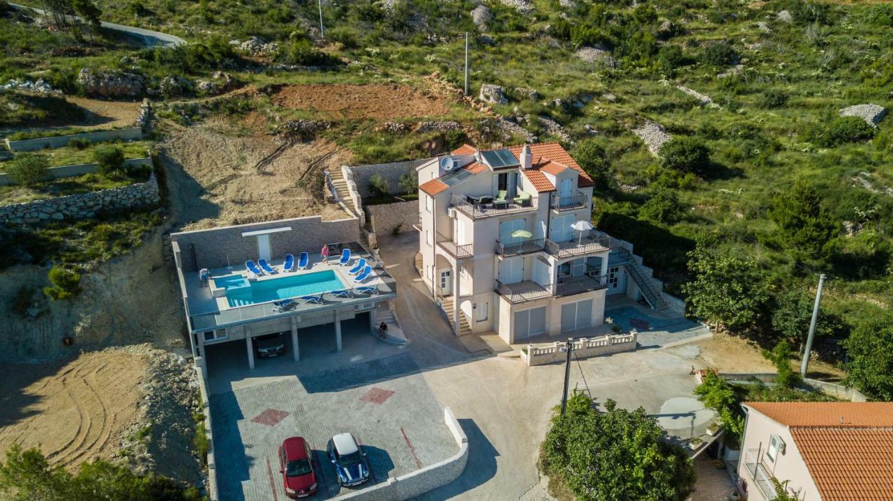 Apartments Pusic Omis Bagian luar foto
