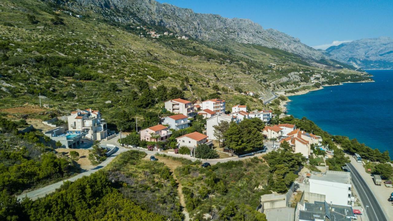 Apartments Pusic Omis Bagian luar foto