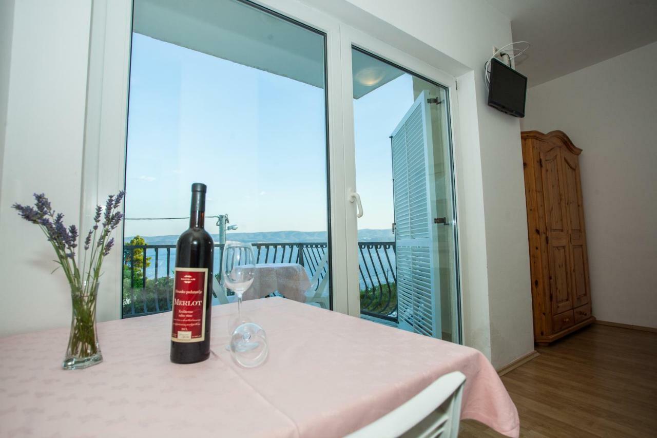 Apartments Pusic Omis Bagian luar foto