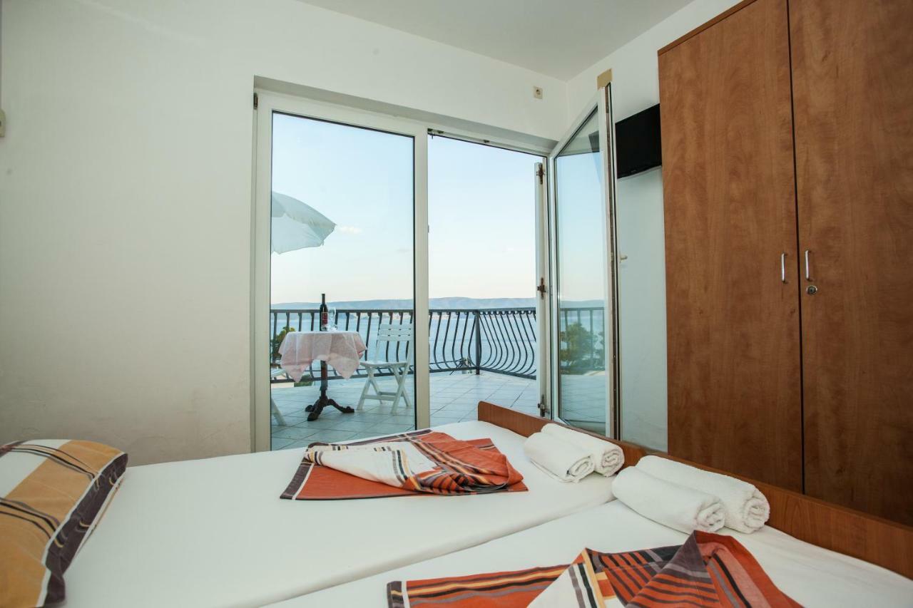 Apartments Pusic Omis Bagian luar foto