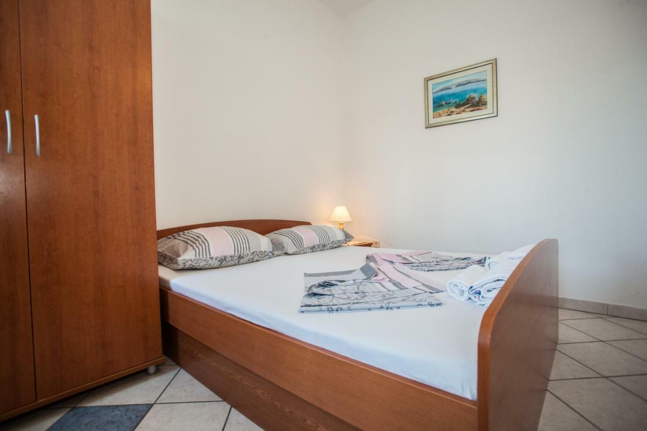 Apartments Pusic Omis Bagian luar foto