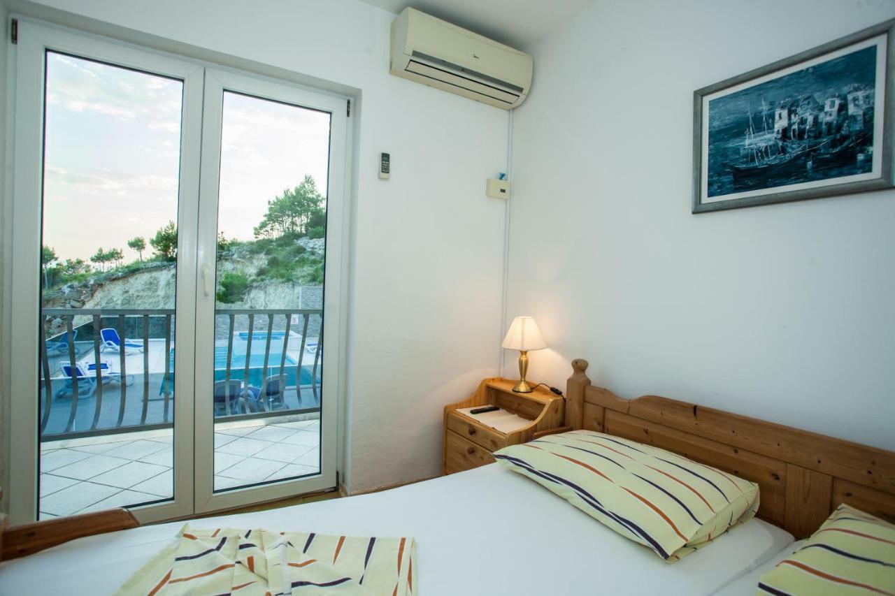 Apartments Pusic Omis Bagian luar foto