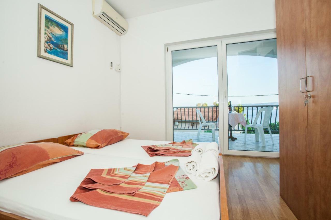 Apartments Pusic Omis Bagian luar foto