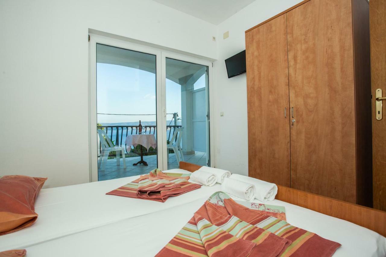 Apartments Pusic Omis Bagian luar foto