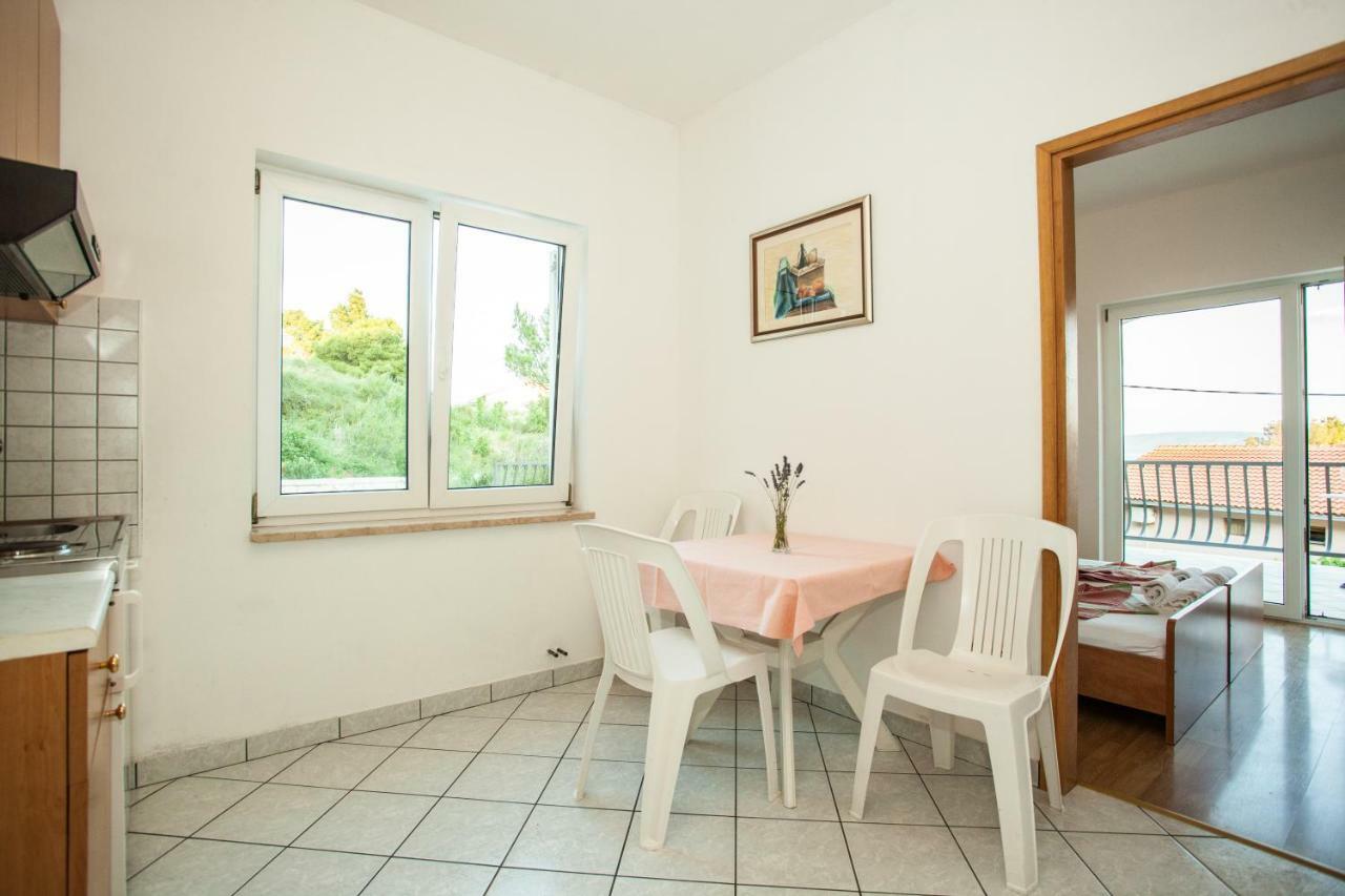 Apartments Pusic Omis Bagian luar foto
