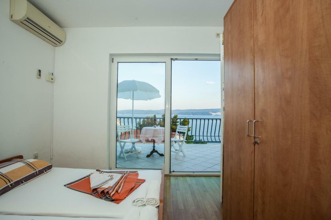 Apartments Pusic Omis Bagian luar foto
