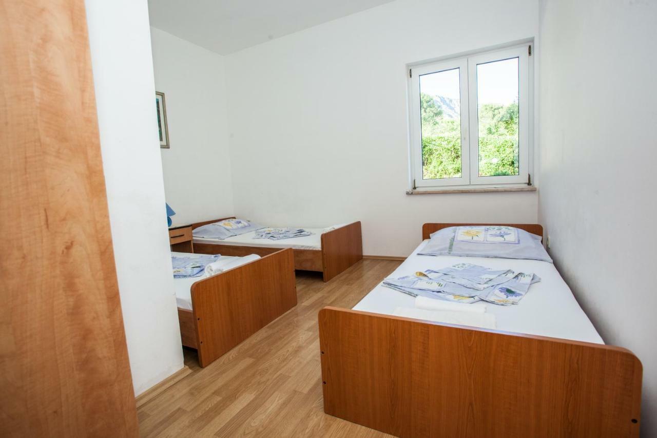 Apartments Pusic Omis Bagian luar foto