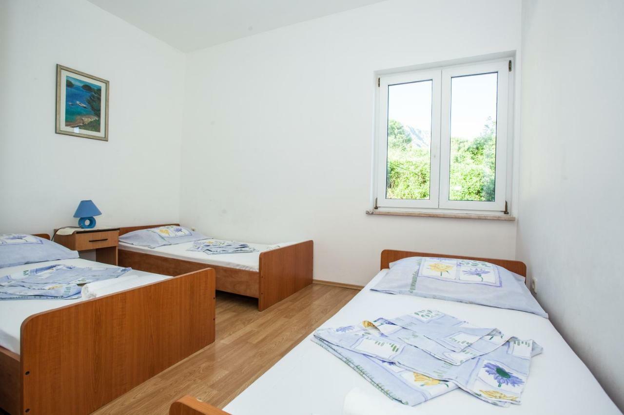 Apartments Pusic Omis Bagian luar foto
