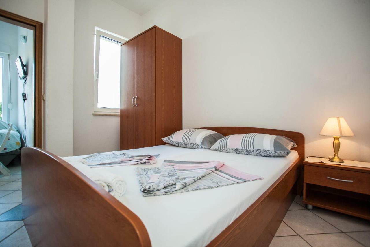 Apartments Pusic Omis Bagian luar foto