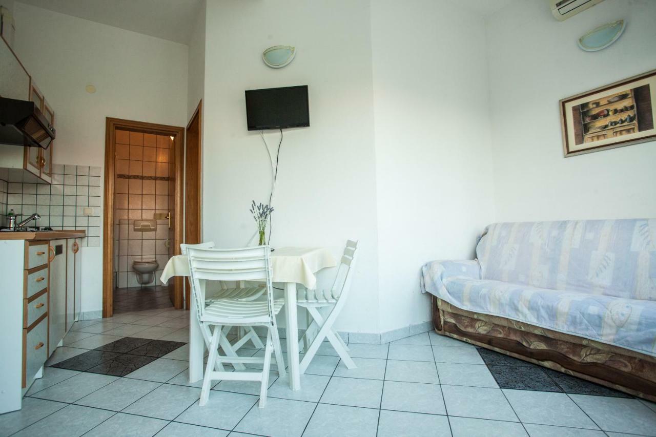 Apartments Pusic Omis Bagian luar foto