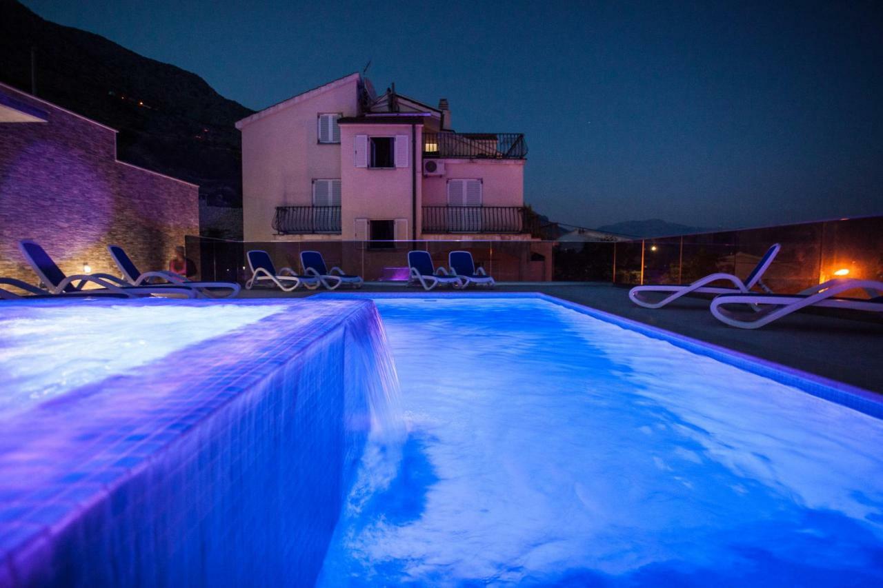 Apartments Pusic Omis Bagian luar foto