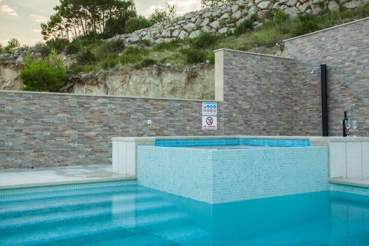 Apartments Pusic Omis Bagian luar foto
