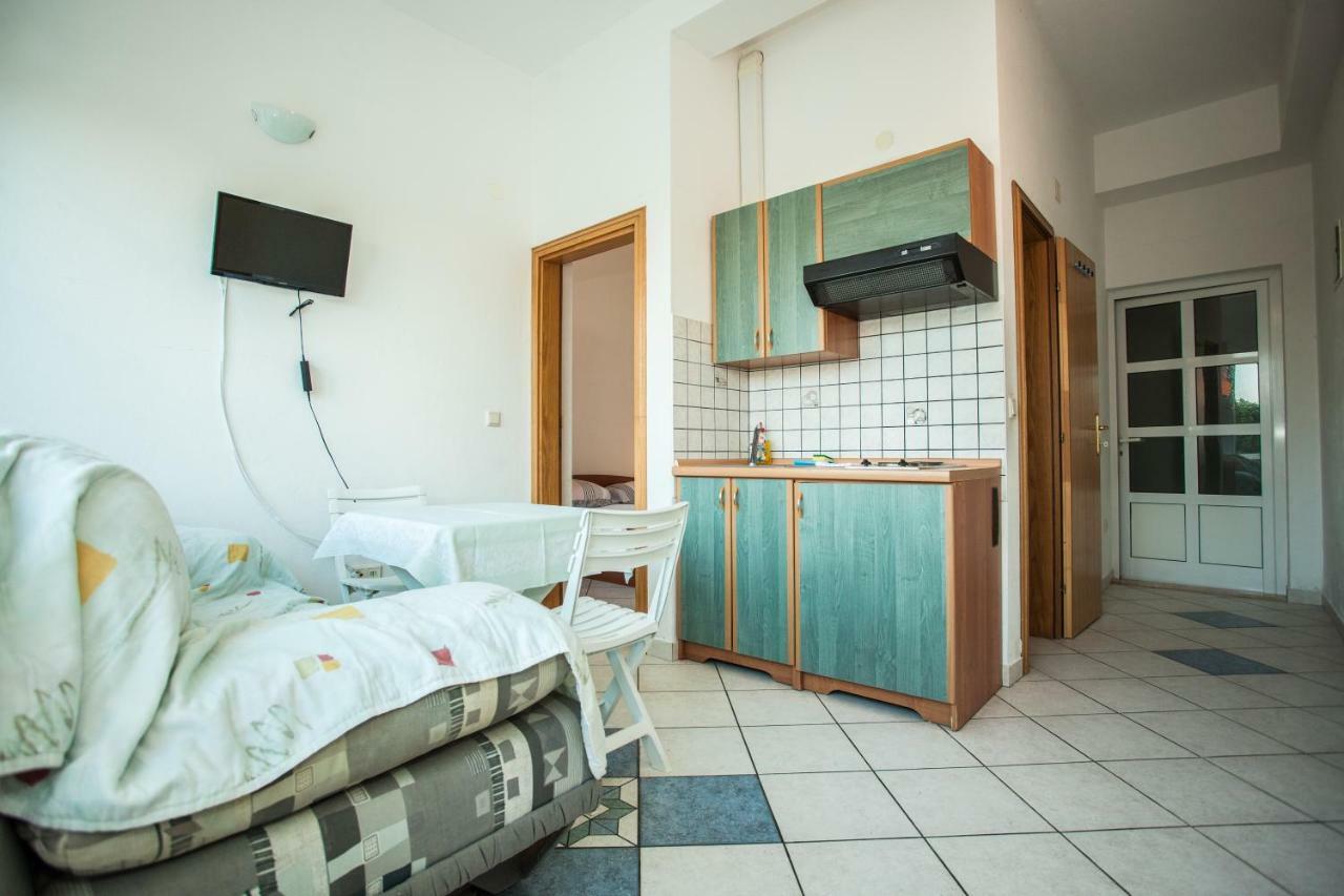Apartments Pusic Omis Bagian luar foto