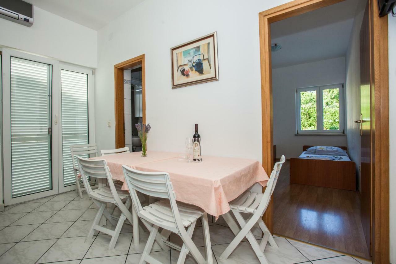 Apartments Pusic Omis Bagian luar foto