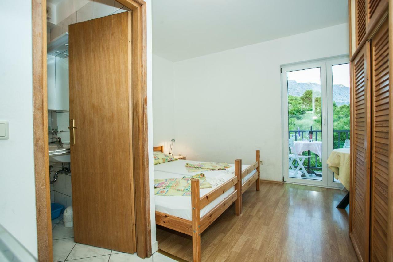 Apartments Pusic Omis Bagian luar foto