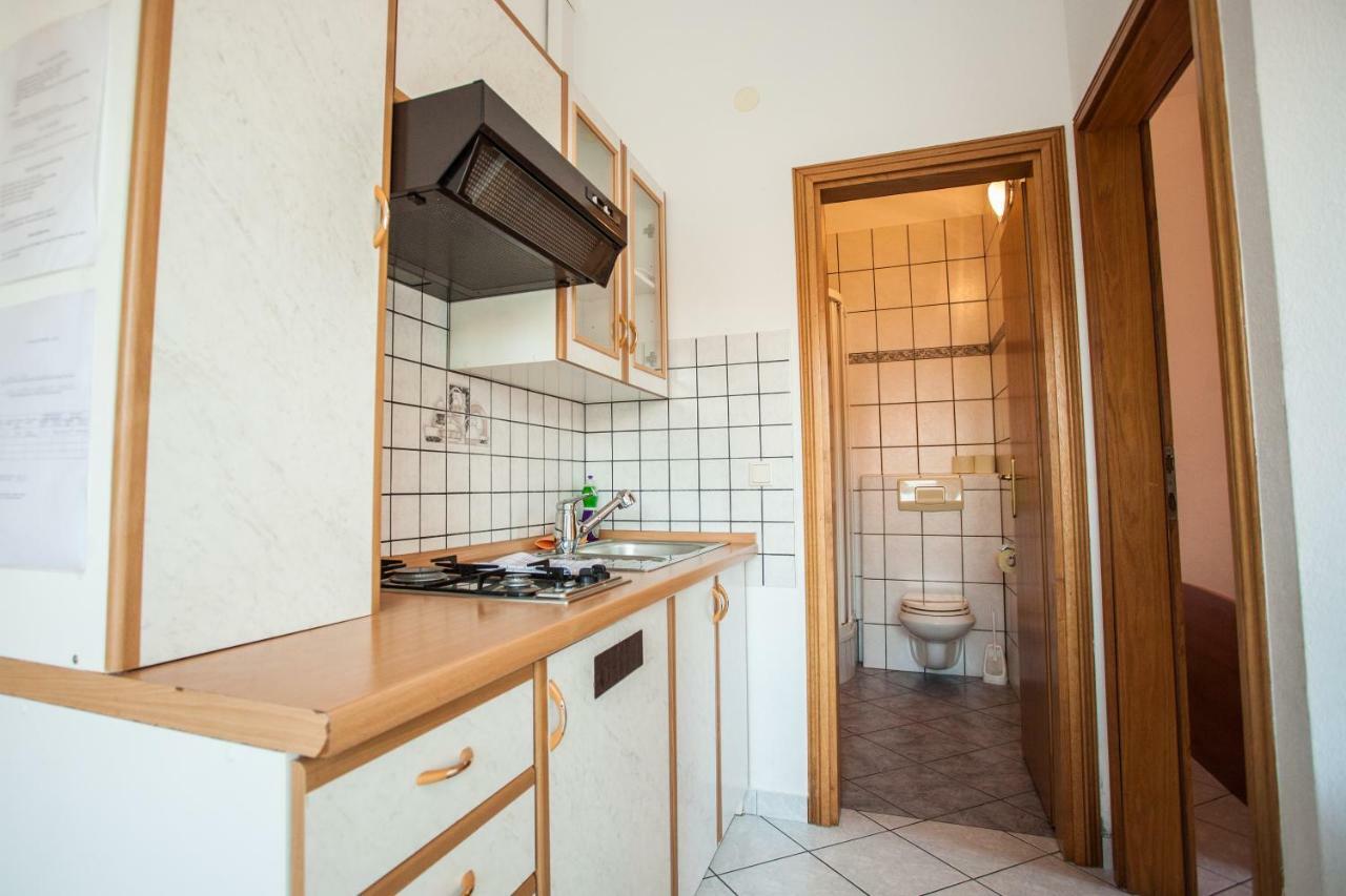 Apartments Pusic Omis Bagian luar foto