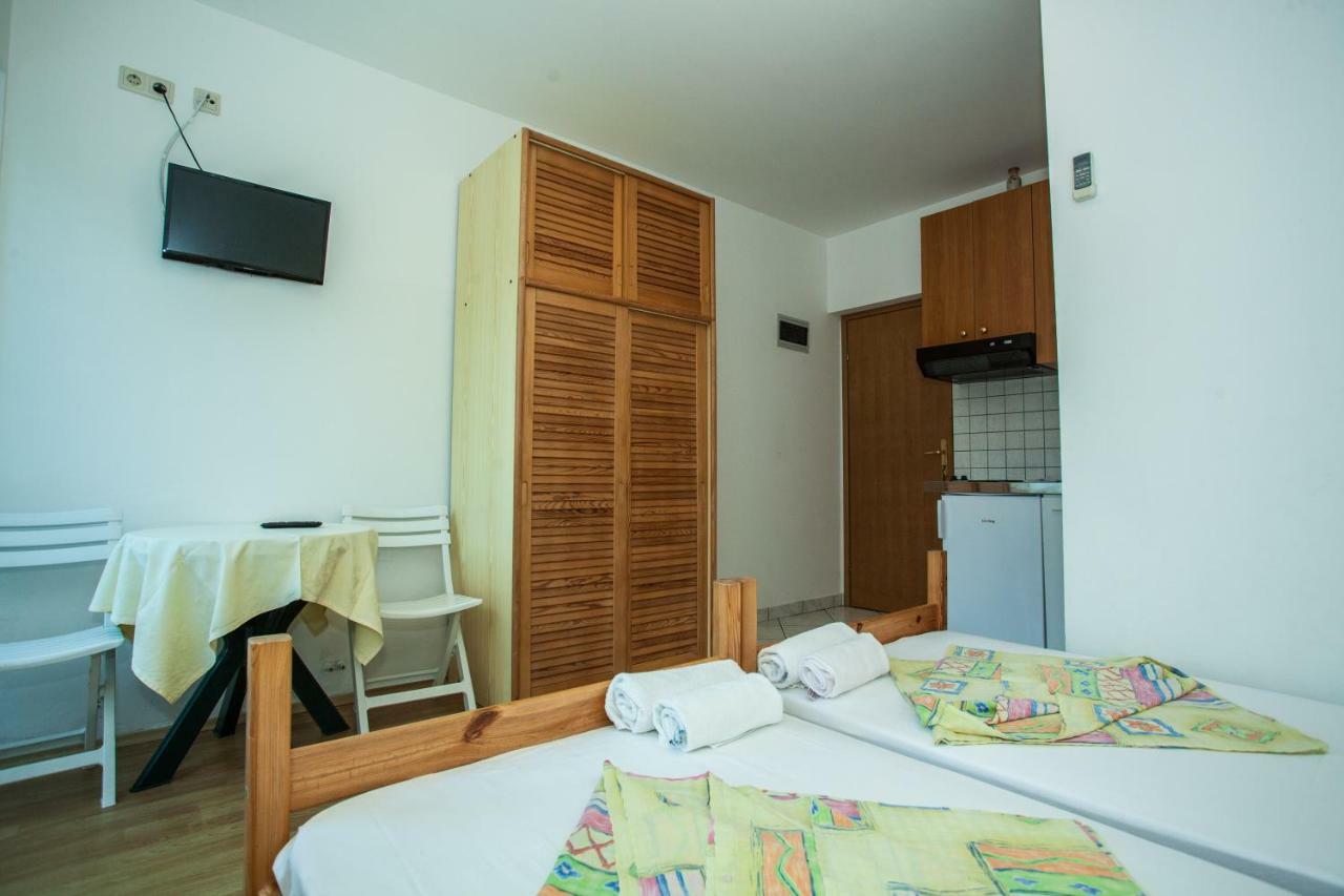 Apartments Pusic Omis Bagian luar foto