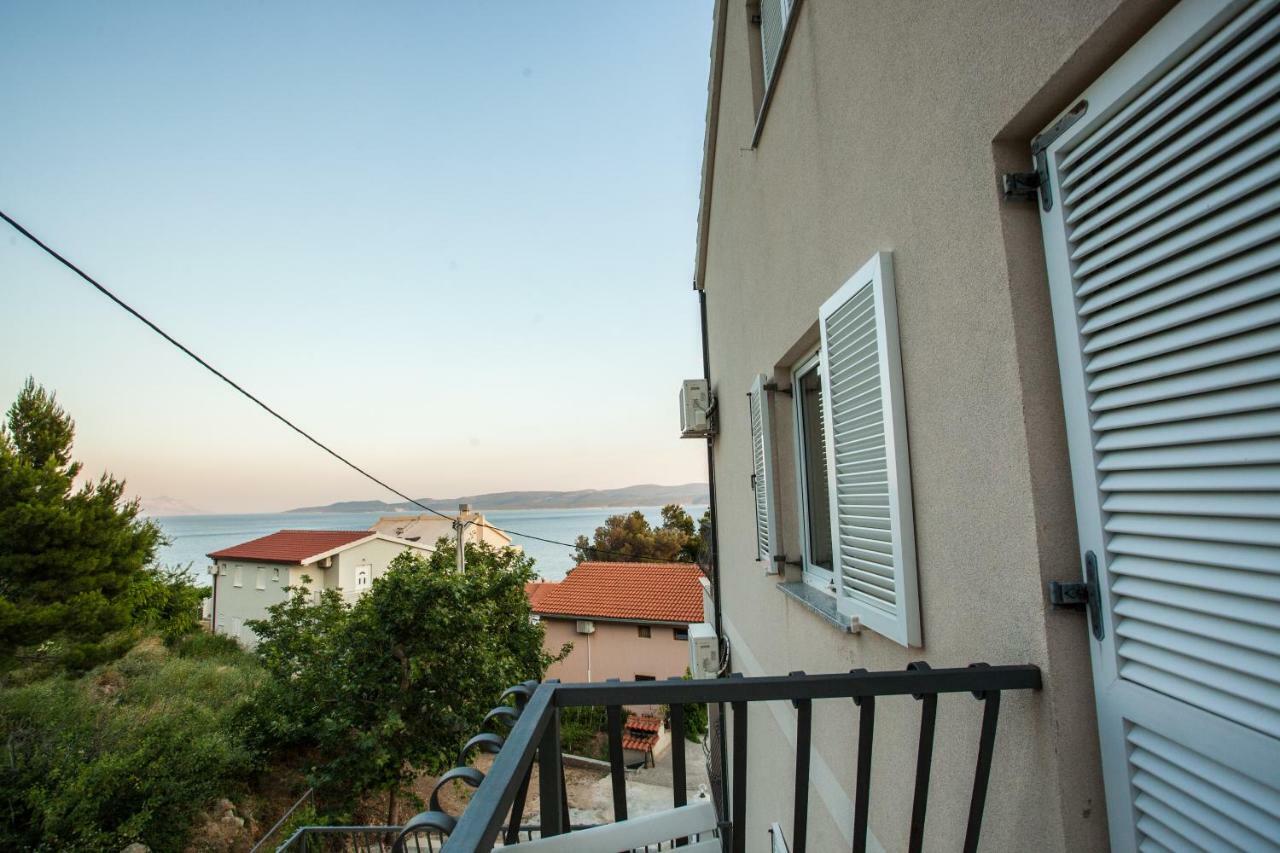 Apartments Pusic Omis Bagian luar foto