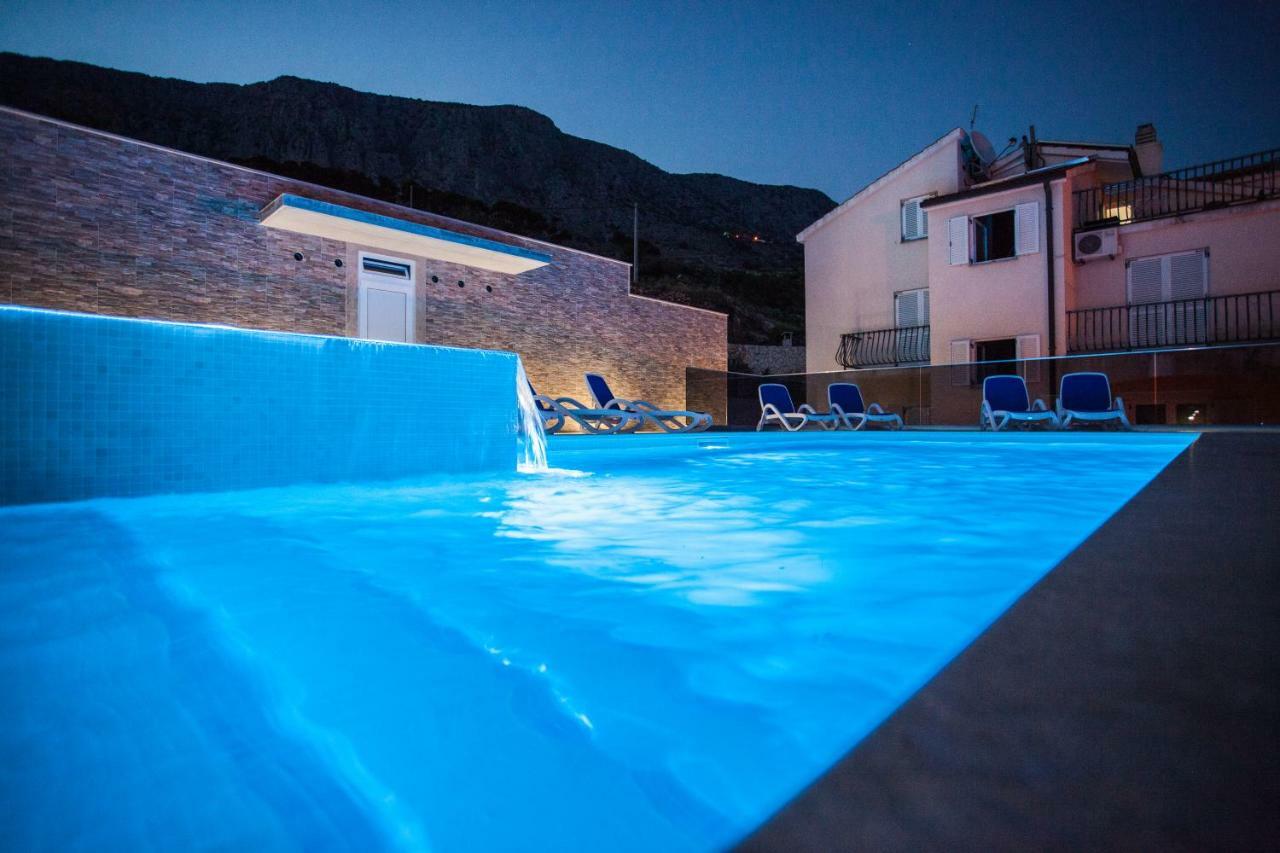 Apartments Pusic Omis Bagian luar foto