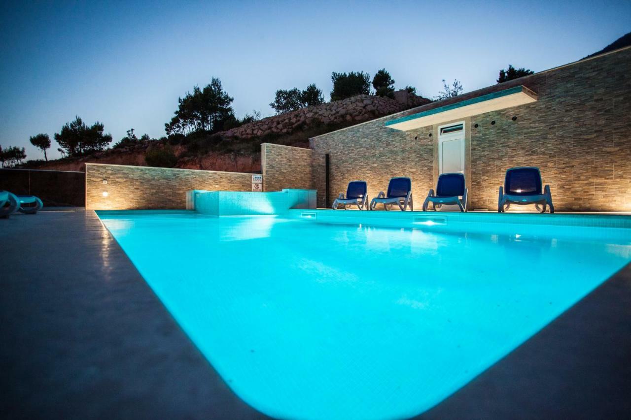 Apartments Pusic Omis Bagian luar foto