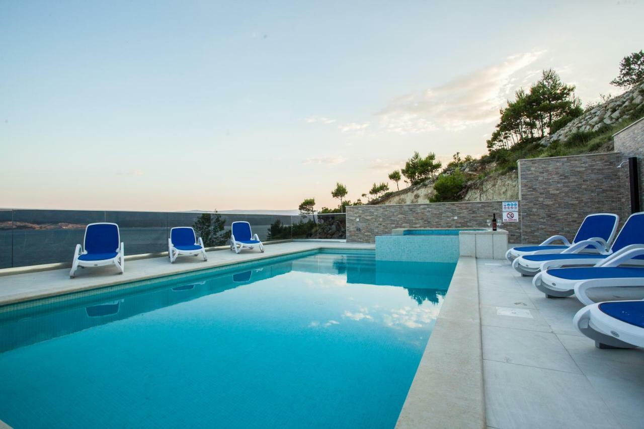 Apartments Pusic Omis Bagian luar foto